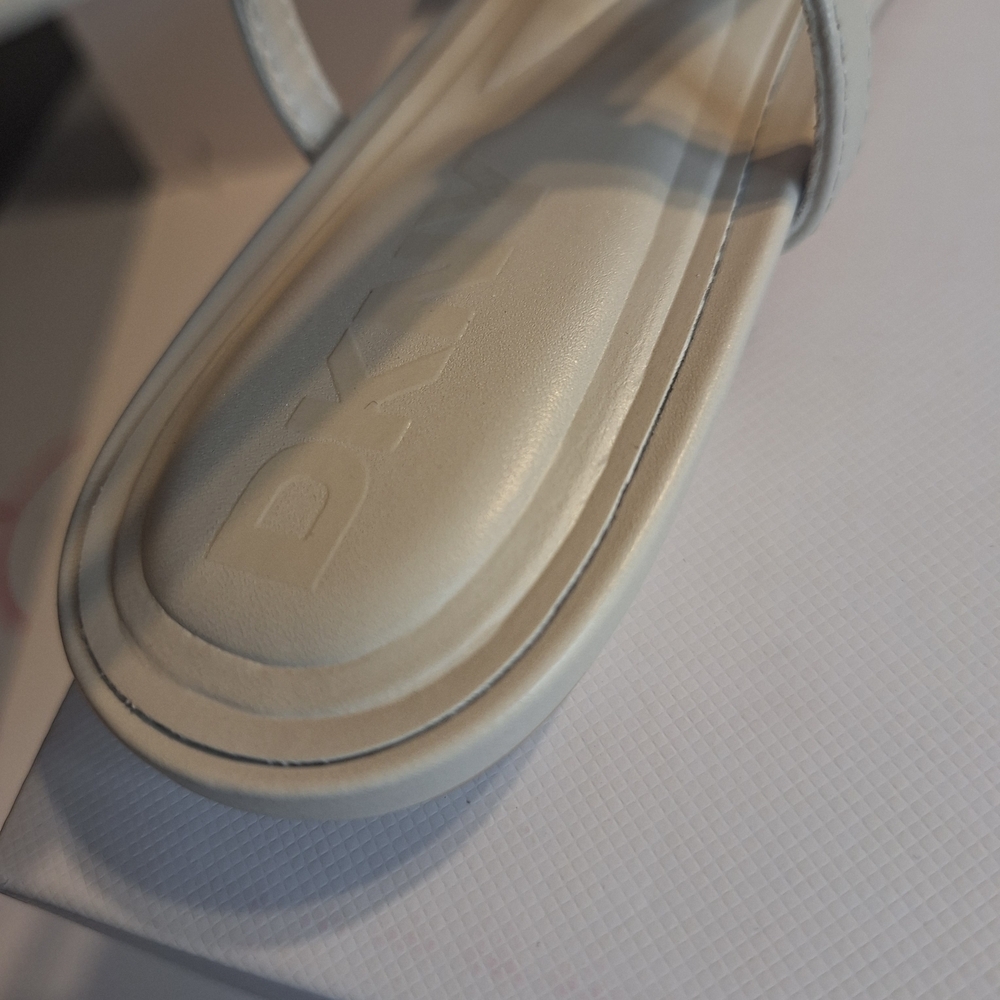 New DKNY Mikado Cream Pointed Toe Slingback Flats. Size 6 M - Picture 3 of 6